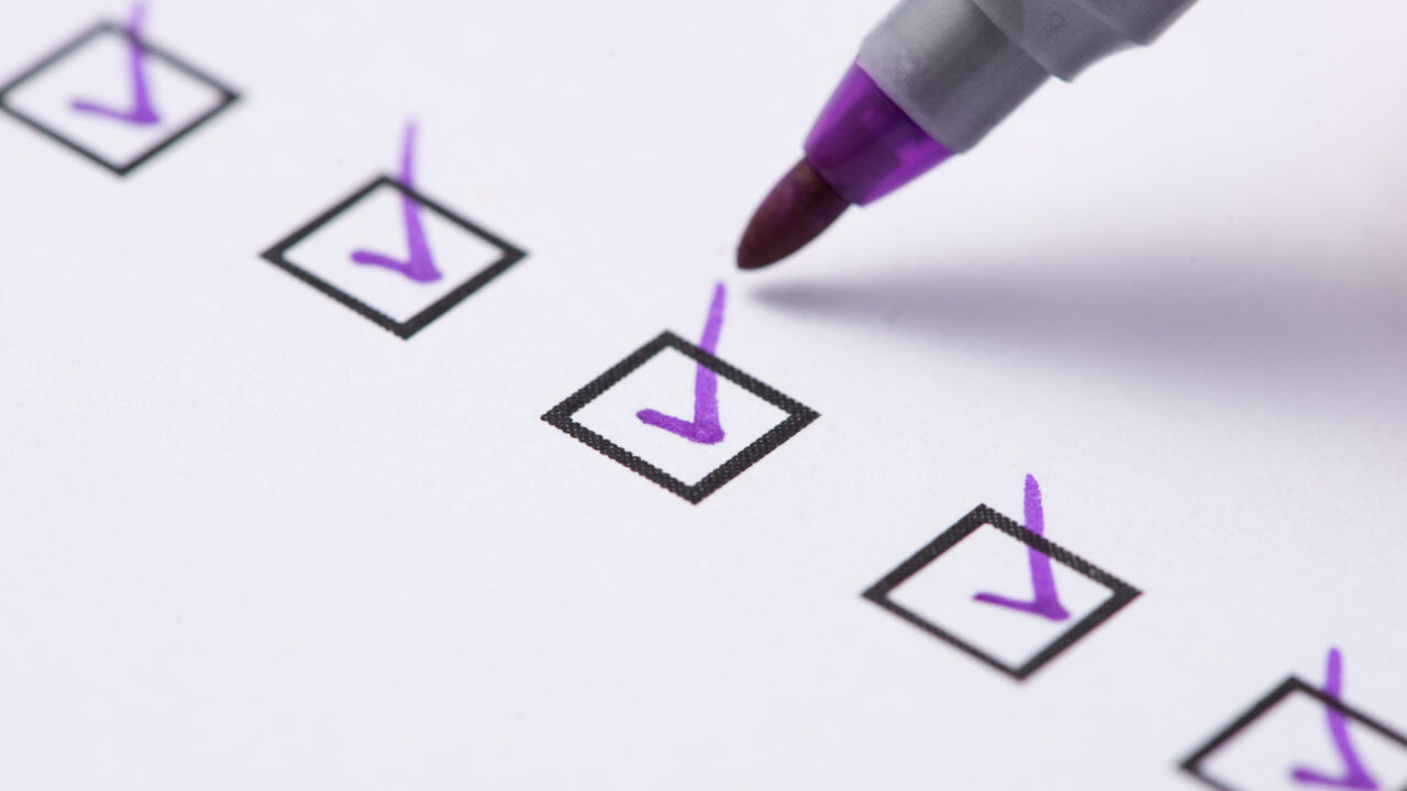 Checkliste mit lila Stift