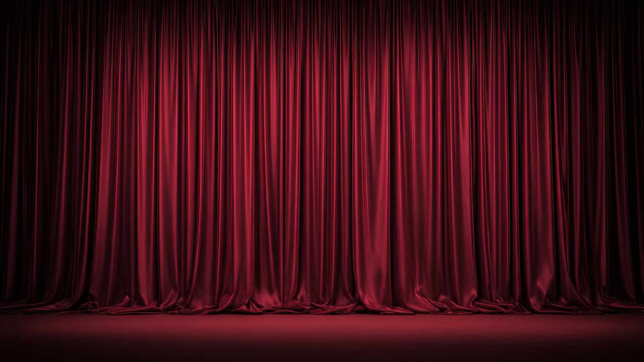 Un aggiornamento importante che i nostri clienti non hanno nemmeno notato... ed è proprio questo il punto Elegant deep red velvet theater curtain with soft folds and rich