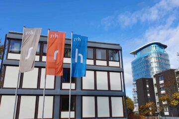 SRH, Fahnen vor Gebäude