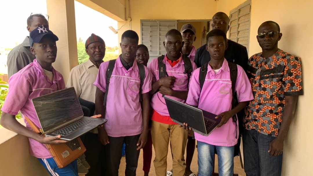 Retarus dona notebook a studenti del Senegal
